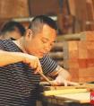 卖木雕的少年,文化周刊 - 从“少年刻梁郎”到“南海工匠”：黄氏木雕的父子接力