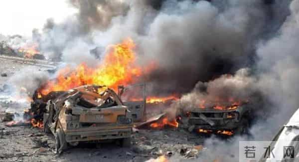 俄军再发射铝热燃烧弹-漫天火雨