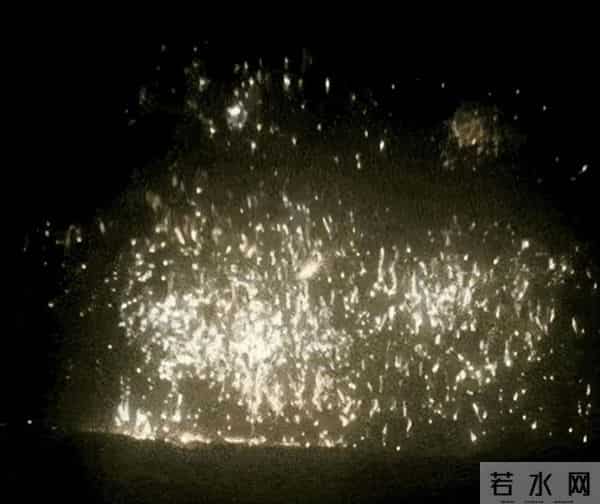 俄军再发射铝热燃烧弹-漫天火雨