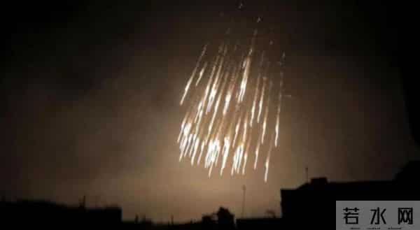 俄军再发射铝热燃烧弹-漫天火雨