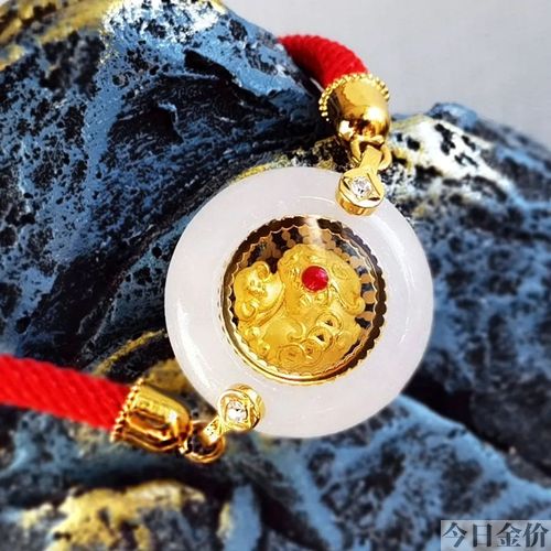 黄金皮丘手链佩戴图片
