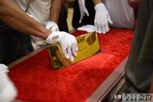 招远黄金节单手抓金砖