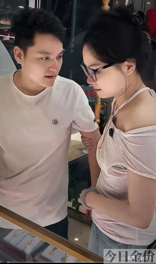 黄金耳钉按克买还是按一口价买