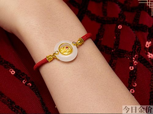 黄金皮丘手链佩戴图片