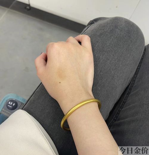 黄金手镯圈口买大点好还是小点好