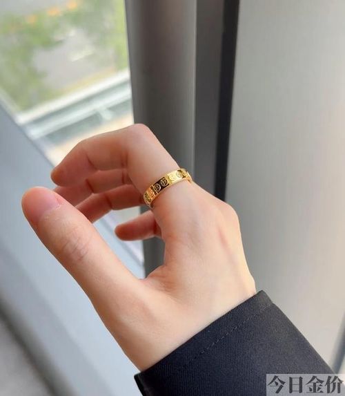 黄金手镯配钻戒好看吗