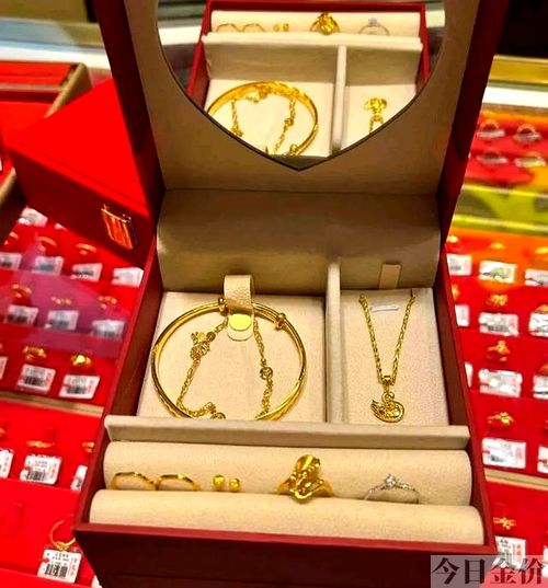 订婚戒指买什么金的