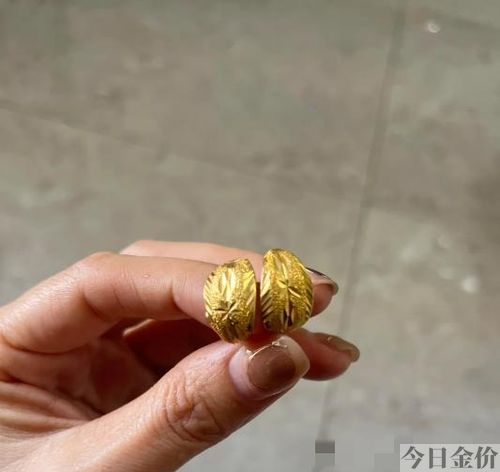 黄金树叶耳环