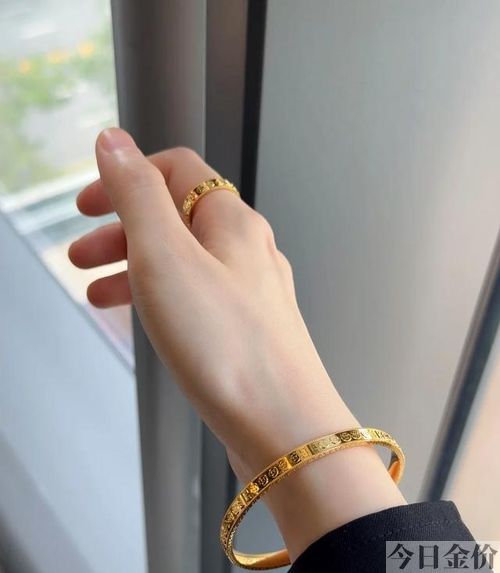黄金手镯配钻戒好看吗