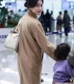 朱珠机场秀穿搭，盘气质头发身穿一袭驼色长款大衣真时尚显气质