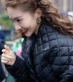 金晨又带火了秋冬新穿搭：羽绒服+牛仔裤+羊毛卷发型，高级又洋气