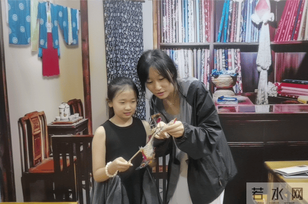 团队成员与游客互动体验操纵皮影