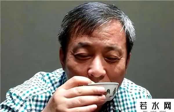 建行黑金卡,在银行存多少钱，才能成黑卡客户？大小银行的差别很大吗？