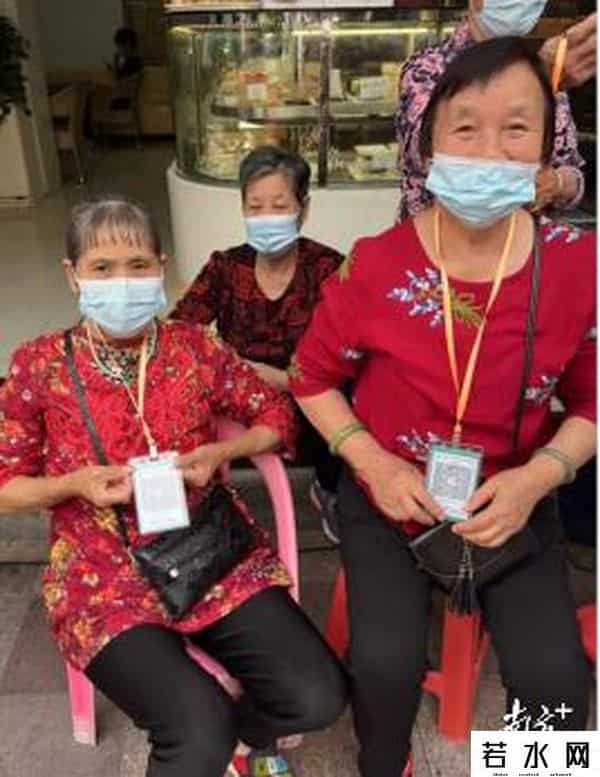 葵花卡,“亮卡”即“亮码”，禅城张槎社工为长者制作葵花码胸卡