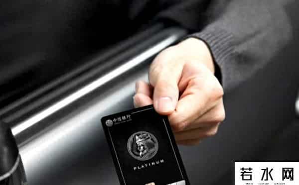 建行黑金卡,在银行存多少钱，才能成黑卡客户？大小银行的差别很大吗？