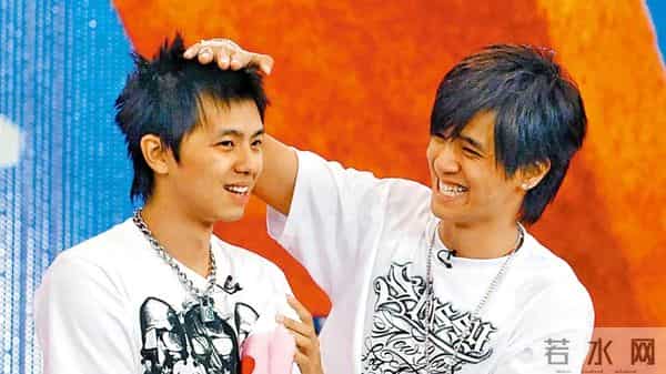 罗志祥现身黄鸿升灵堂