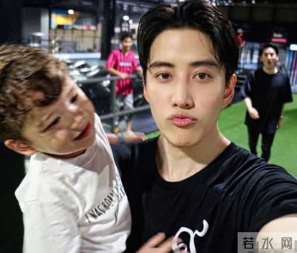 Mike为争儿子抚养权节衣缩食