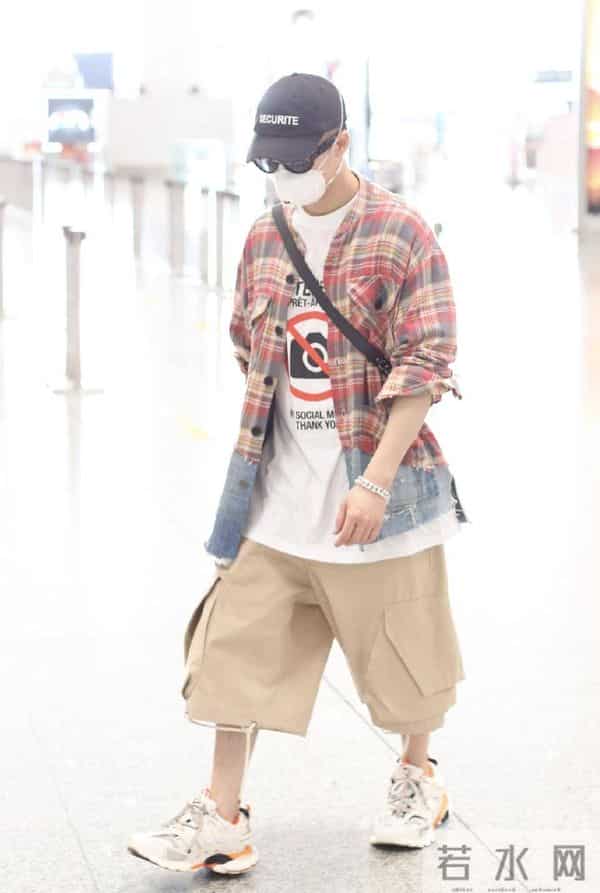 为什么王俊凯总摸裤裆