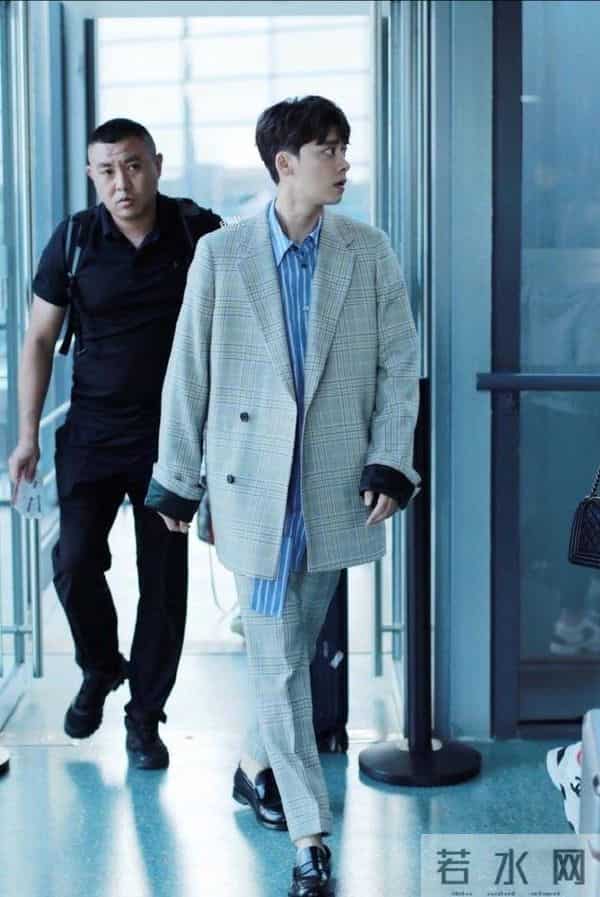 为什么王俊凯总摸裤裆