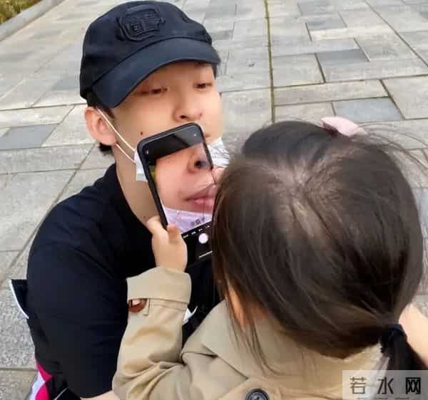 董子健假笑男孩