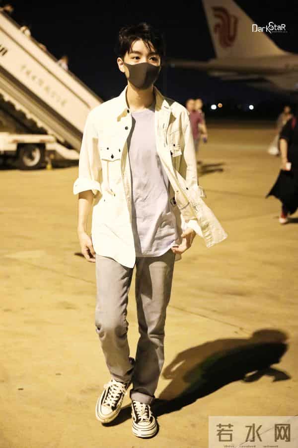 为什么王俊凯总摸裤裆