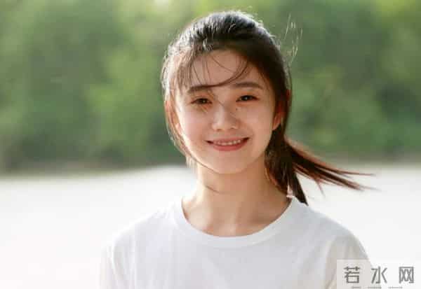 朱亚文环抱刘浩存引争议