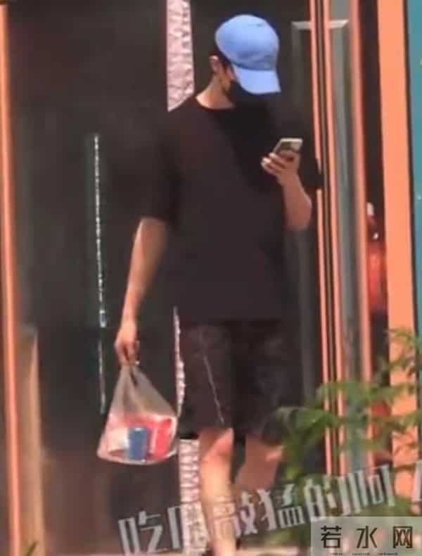 张雨绮牵手男友现身婚纱店