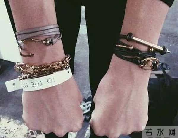 为什么王俊凯总摸裤裆