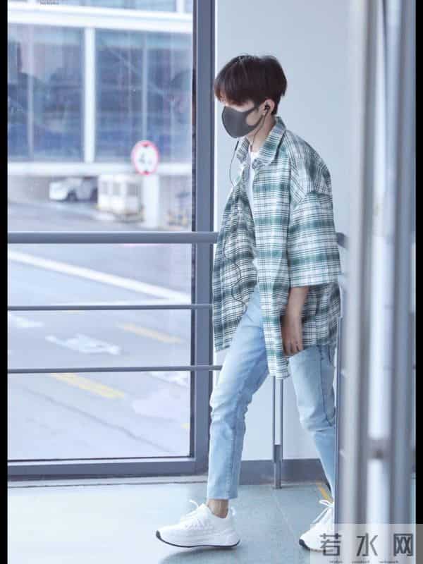 为什么王俊凯总摸裤裆