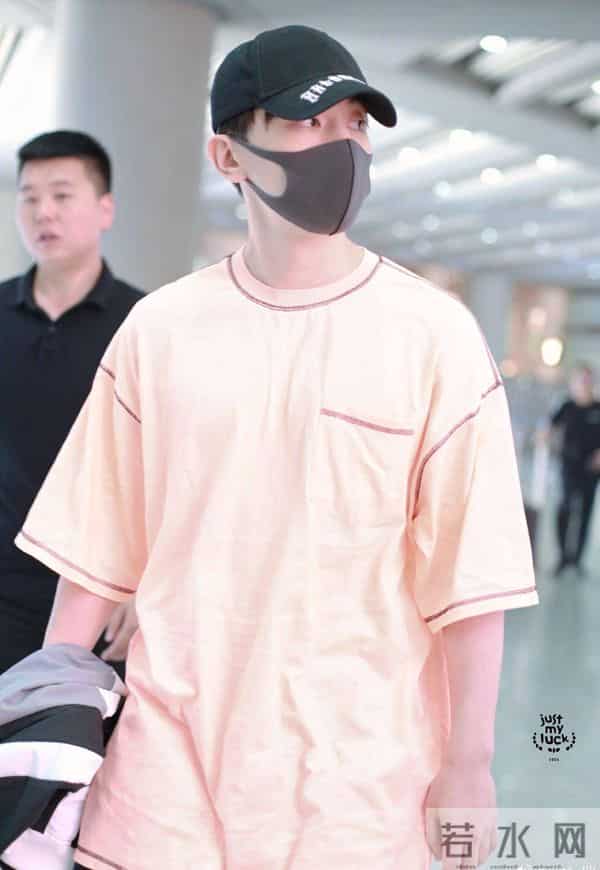 为什么王俊凯总摸裤裆