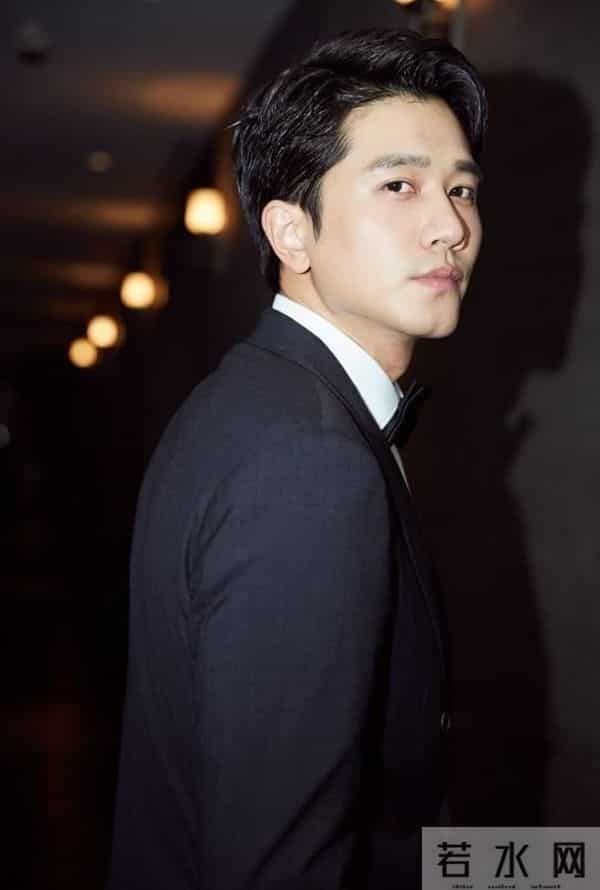 张含韵否认与彭冠英恋情