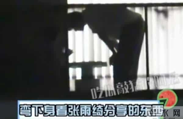 张雨绮牵手男友现身婚纱店