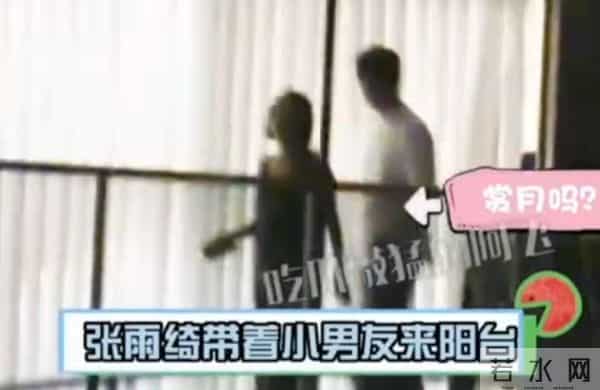 张雨绮牵手男友现身婚纱店