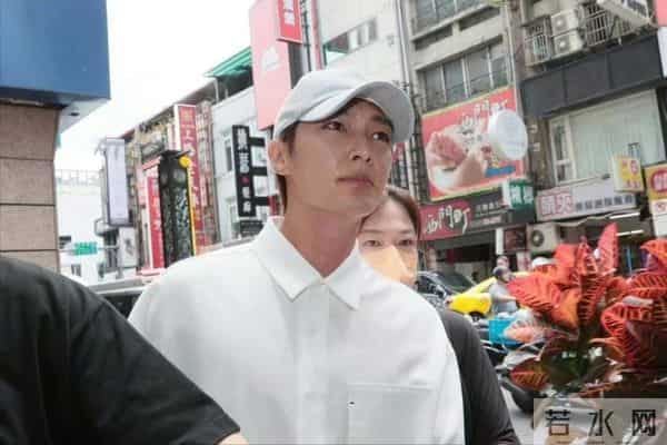 汪东城掉水里有人救是什么梗