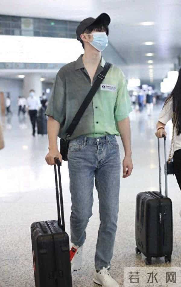 为什么王俊凯总摸裤裆