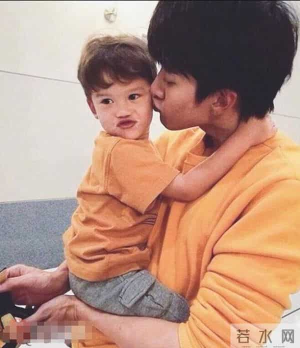 Mike为争儿子抚养权节衣缩食