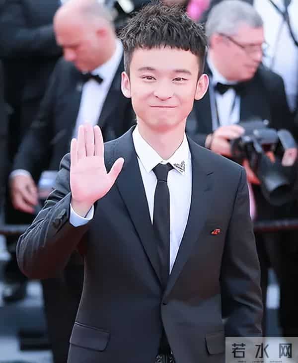 董子健假笑男孩