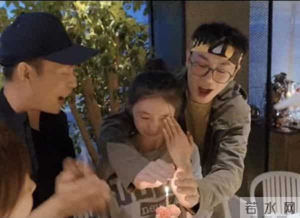 朱亚文环抱刘浩存引争议