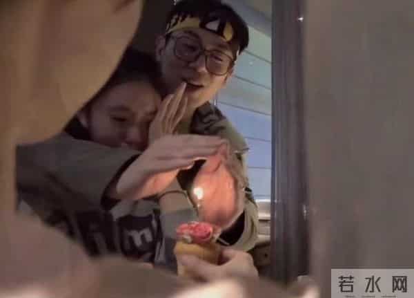 朱亚文环抱刘浩存引争议