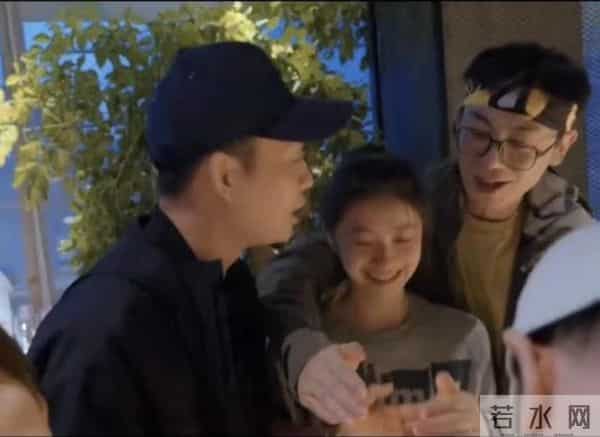 朱亚文环抱刘浩存引争议