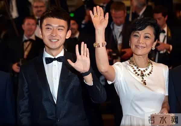 董子健假笑男孩