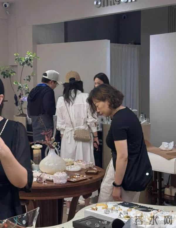 郭晶晶送霍启刚花