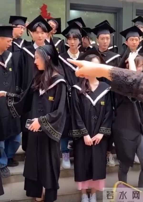 关晓彤补拍毕业照