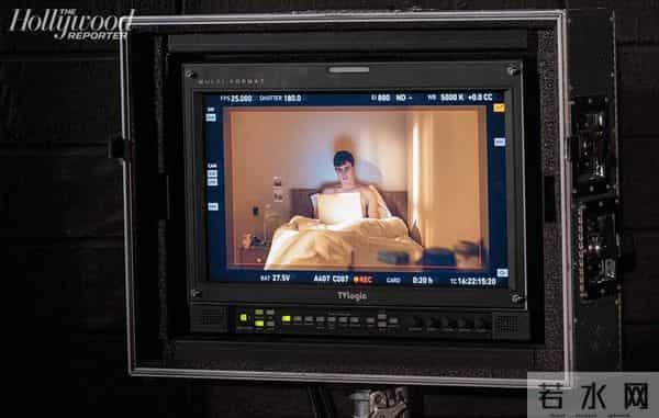 普通人英剧-《普通人》曝珍贵幕后照 男女主对镜甜笑默契足