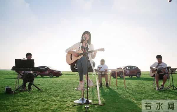 黄龄把腿上的淤青画成锦鲤