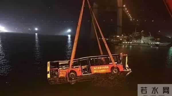 万州大巴车坠江