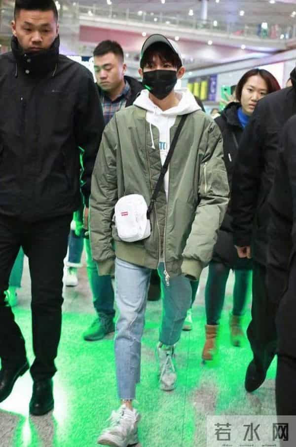 王源打飞机-王源联合国演讲回国 机场对粉丝模仿飞机起飞