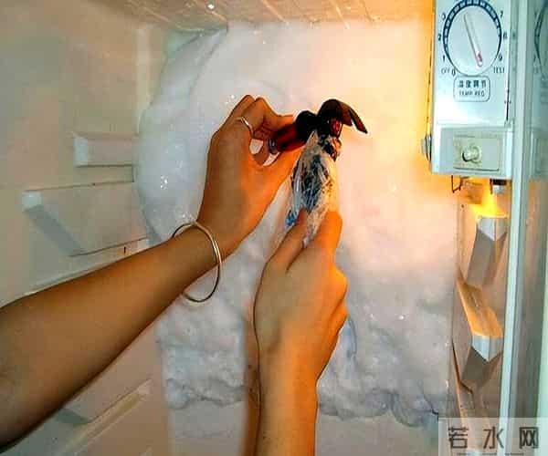 冰箱拿饮料爆炸