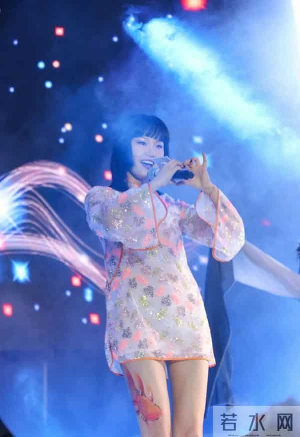 黄龄把腿上的淤青画成锦鲤