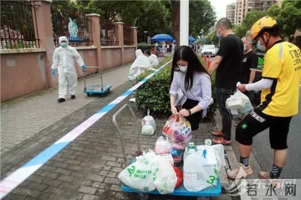 心圆西苑疫情-这波操作太暖心！直击心圆西苑小区封闭管理现场，隔离不隔爱